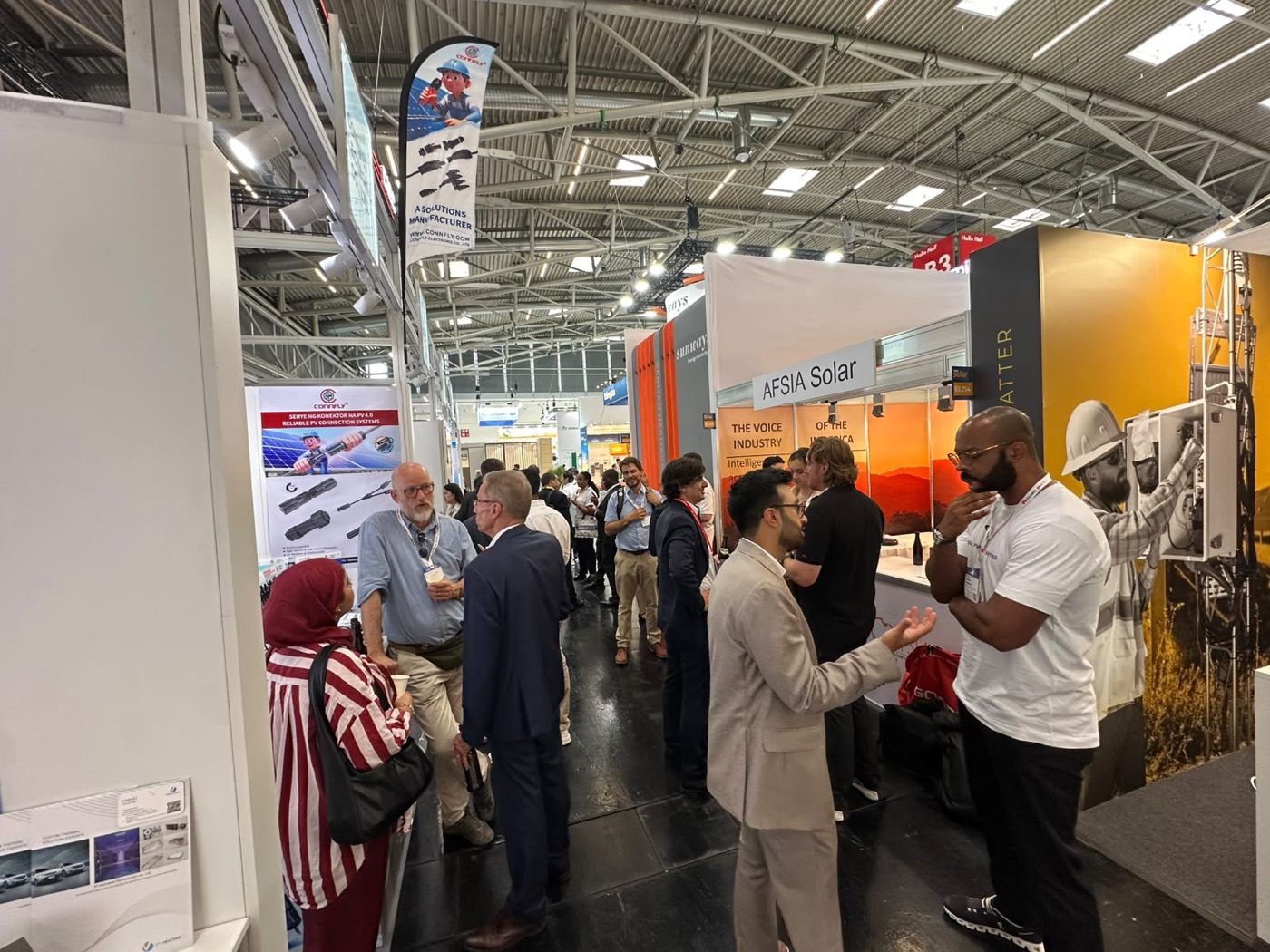 Échanges entre professionnels du solaire sur le stand AFSIA à Intersolar.